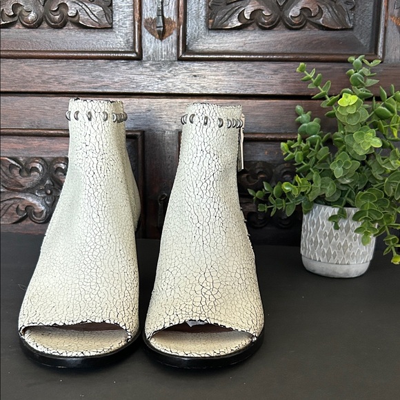 Frye Brielle Rebel Peep Toe Crackle Leather Bootie - Picture 16 of 17